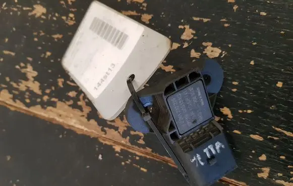 Volkswagen Jetta V Air pressure sensor 0261230235