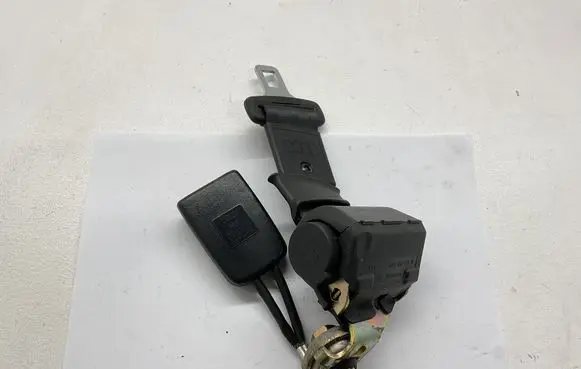 Middle seatbelt (rear)