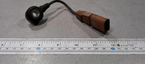 Volkswagen PASSAT B6 Detonation knock sensor 06F905377