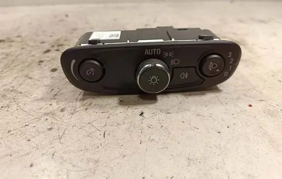 Opel Insignia B Light switch 39121796 F5A010D 020550D