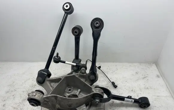 Rear wheel hub spindle/knuckle