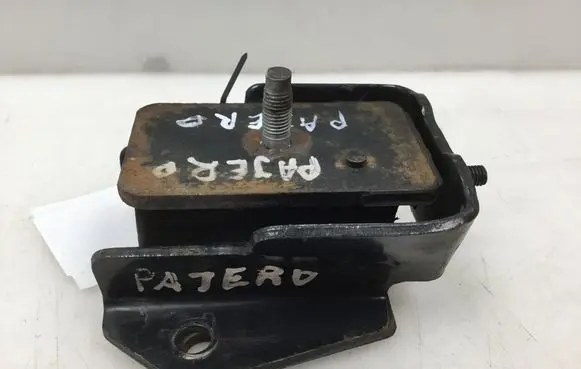 Mitsubishi Pajero Sport I Engine mount bracket MR210867