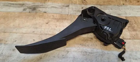 Chevrolet Cruze II Accelerator throttle pedal 13466235