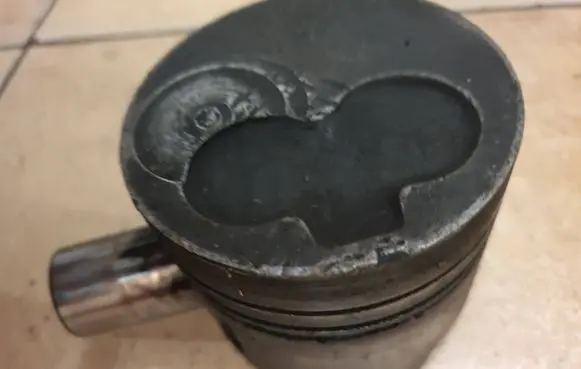 Volkswagen PASSAT B4 Piston 79V101 MAHLE A121
