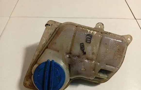 Volkswagen PASSAT B5 Coolant expansion tank/reservoir 8D0121403L