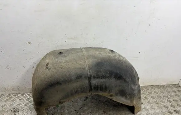 Rear arch fender liner splash guards