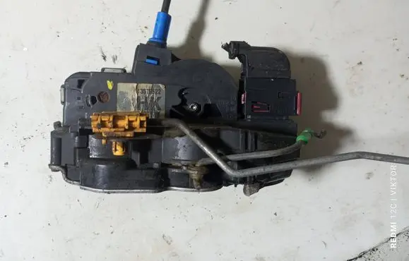 Opel Insignia A Front door lock 13579522