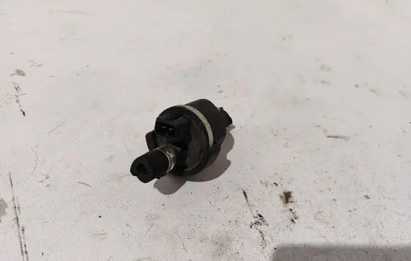 Volkswagen PASSAT B5 Valve vacuum 058133459 042115901