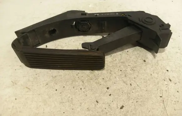 Mercedes-Benz S W220 Accelerator throttle pedal A2203000104