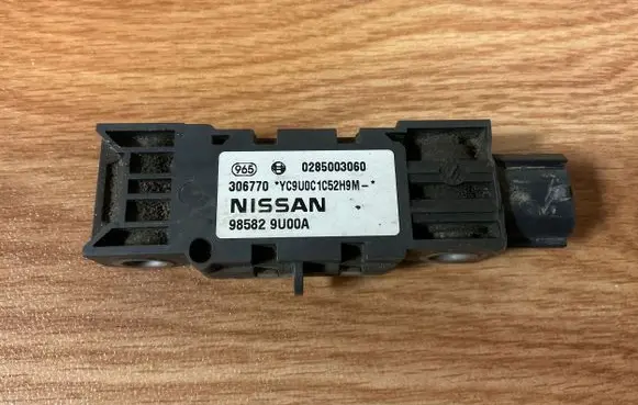Nissan Note (E11) Airbag deployment crash/impact sensor 0285003060 985829U00A 306770