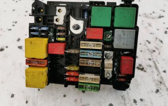 Peugeot 2008 I Fuse module 9804848480