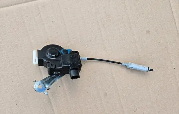 Lexus CT 200H Fuel tank cap lock 