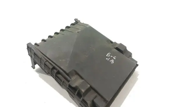 Volkswagen PASSAT B6 Fuse box cover 1K0937132F