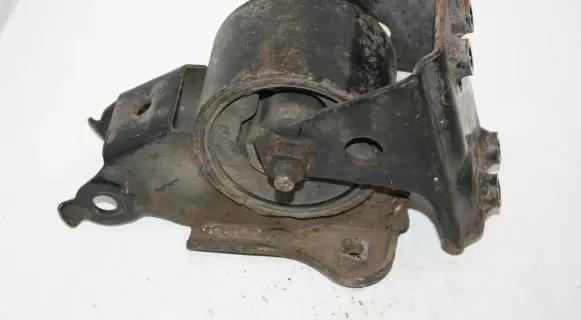 Nissan X-Trail T30 Engine mount bracket 113218h000