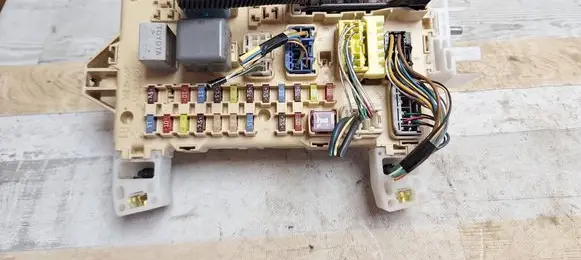 Toyota Corolla Verso AR10 Fuse module 892210F010 0506101046110