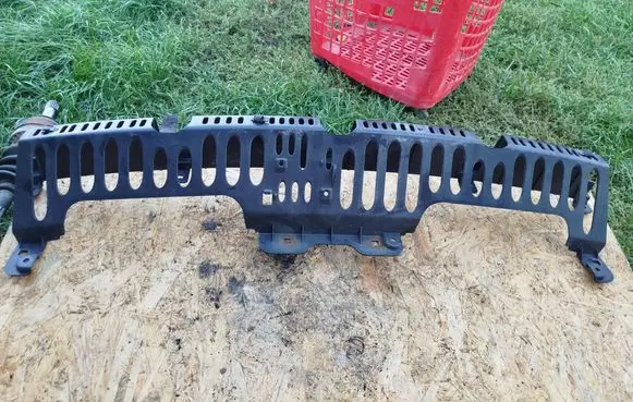 Rear bumper mounting bracket