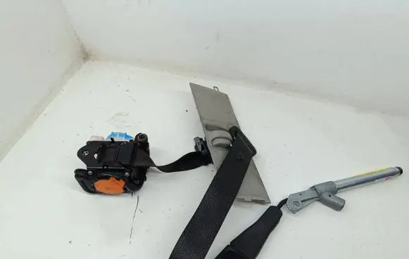 Opel Insignia A Front seatbelt 3063559 051206 XH0889