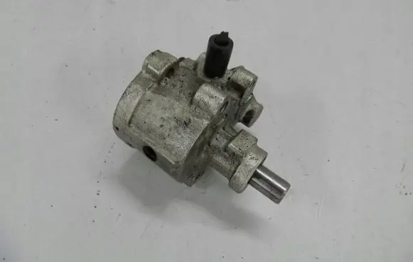 Renault Clio I Power steering pump 7700814452