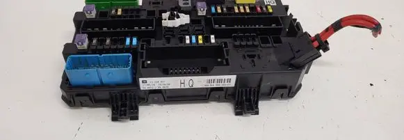 Opel Zafira B Fuse module 13220831
