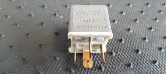 Volkswagen Transporter - Caravelle T4 Other relay 141951253B 4RA003510-29