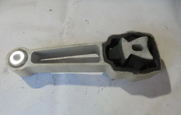 Engine mount vacuum valve