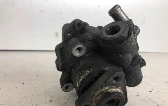 Volkswagen PASSAT B5.5 Power steering pump 8D0145156T