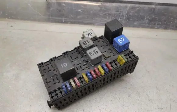 Volkswagen Golf III Fuse module 357937039
