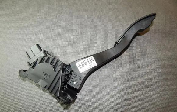 Volkswagen Touran III Accelerator throttle pedal 5Q1723503J