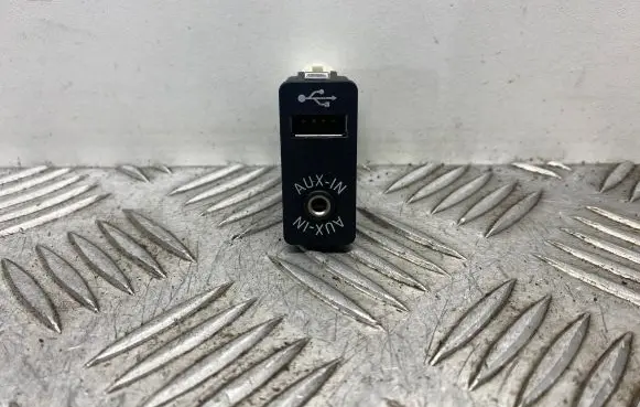 BMW 5 F10 F11 AUX in-socket connector 9237653
