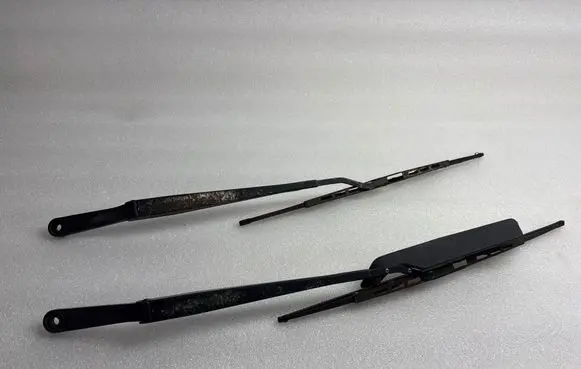 Front wiper blade arm