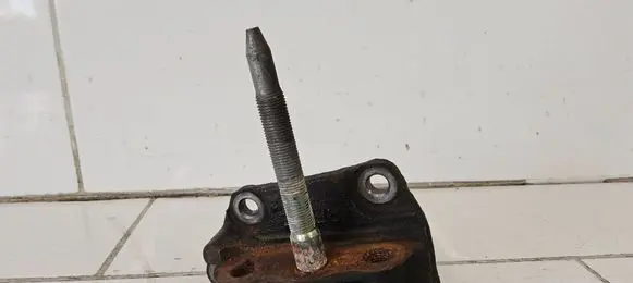 Honda CR-V Engine mounting bracket RFW2