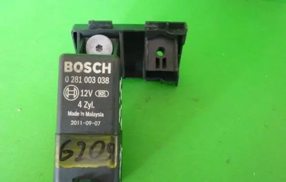 Volkswagen Golf VI Glow plug pre-heat relay 038907281D G209