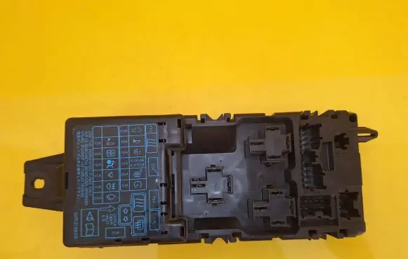 Mitsubishi Carisma Fuse module MB953355 MR318828