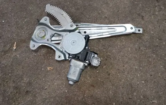 Nissan Leaf I (ZE0) Rear door window regulator with motor