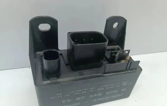 Mercedes-Benz A W168 Glow plug pre-heat relay 0255452832 899075000 0005453516
