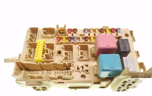 Toyota Avensis T250 Fuse module 8264105040