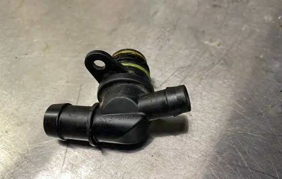 Volkswagen Caddy Breather valve 03F103175A