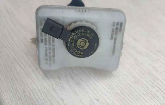 Brake fluid reservoir