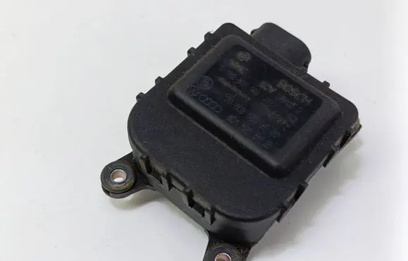 Volkswagen PASSAT B5.5 Air flap motor/actuator 8D1820511B