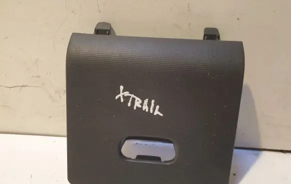 Nissan X-Trail T30 Fuse box cover