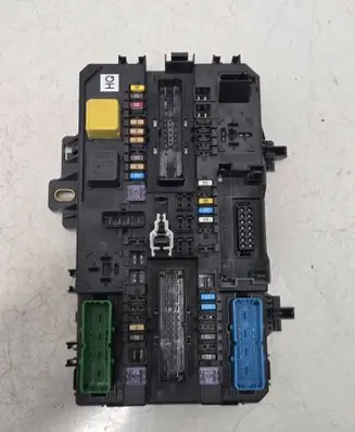 Opel Zafira B Fuse module 13220831