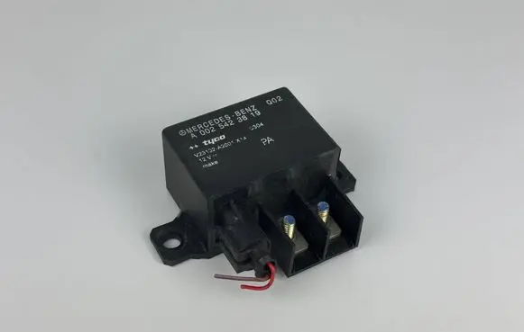 Mercedes-Benz E W211 Charging relay A0025423819 V23132A2001X14