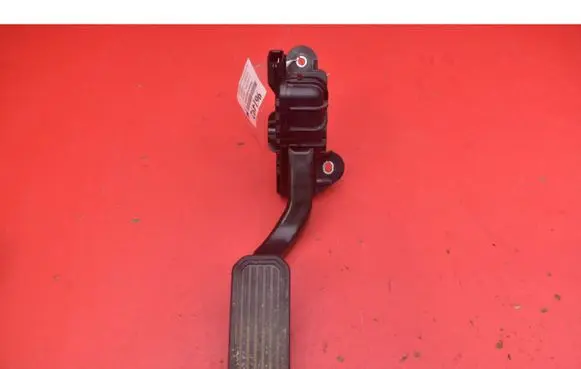 Accelerator throttle pedal
