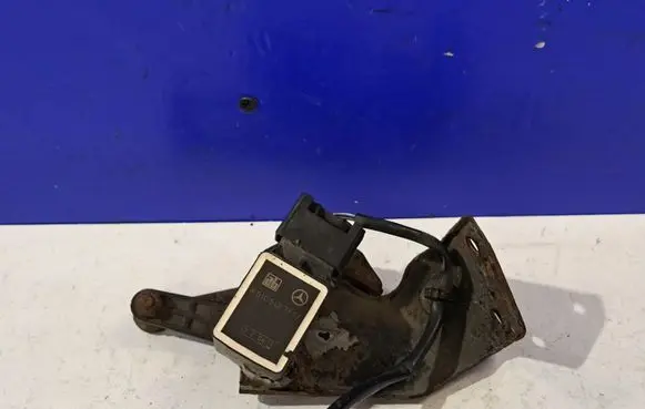 Mercedes-Benz E W211 Air suspension front height level sensor A0105427717