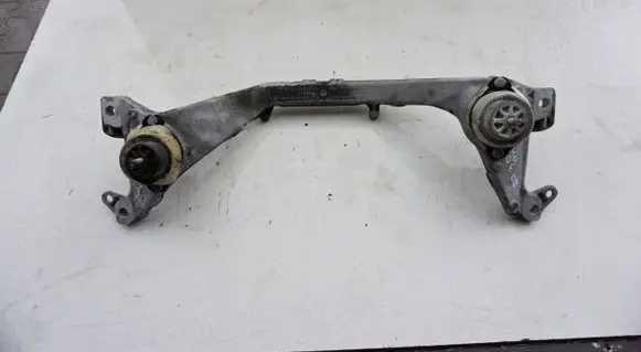 Audi Q7 4L Engine mounting bracket 7L6199207B