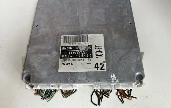 Toyota Avensis T220 Engine control unit/module 8966105420 MB1758005033