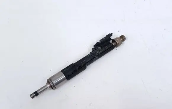 BMW 5 F10 F11 Fuel injector 7597870 0261500109