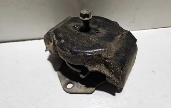 Mitsubishi Pajero Engine mount bracket AV68827
