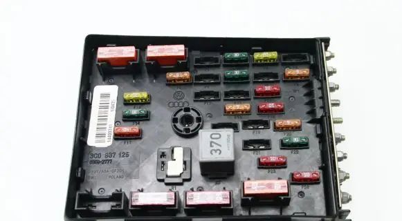 Volkswagen PASSAT B7 Fuse module 3C0937125