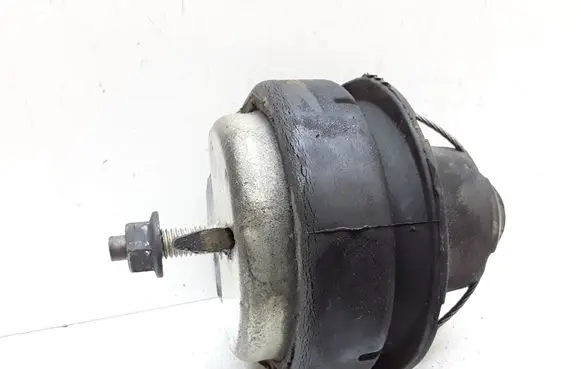 Volvo XC90 Engine mount bracket 8683936